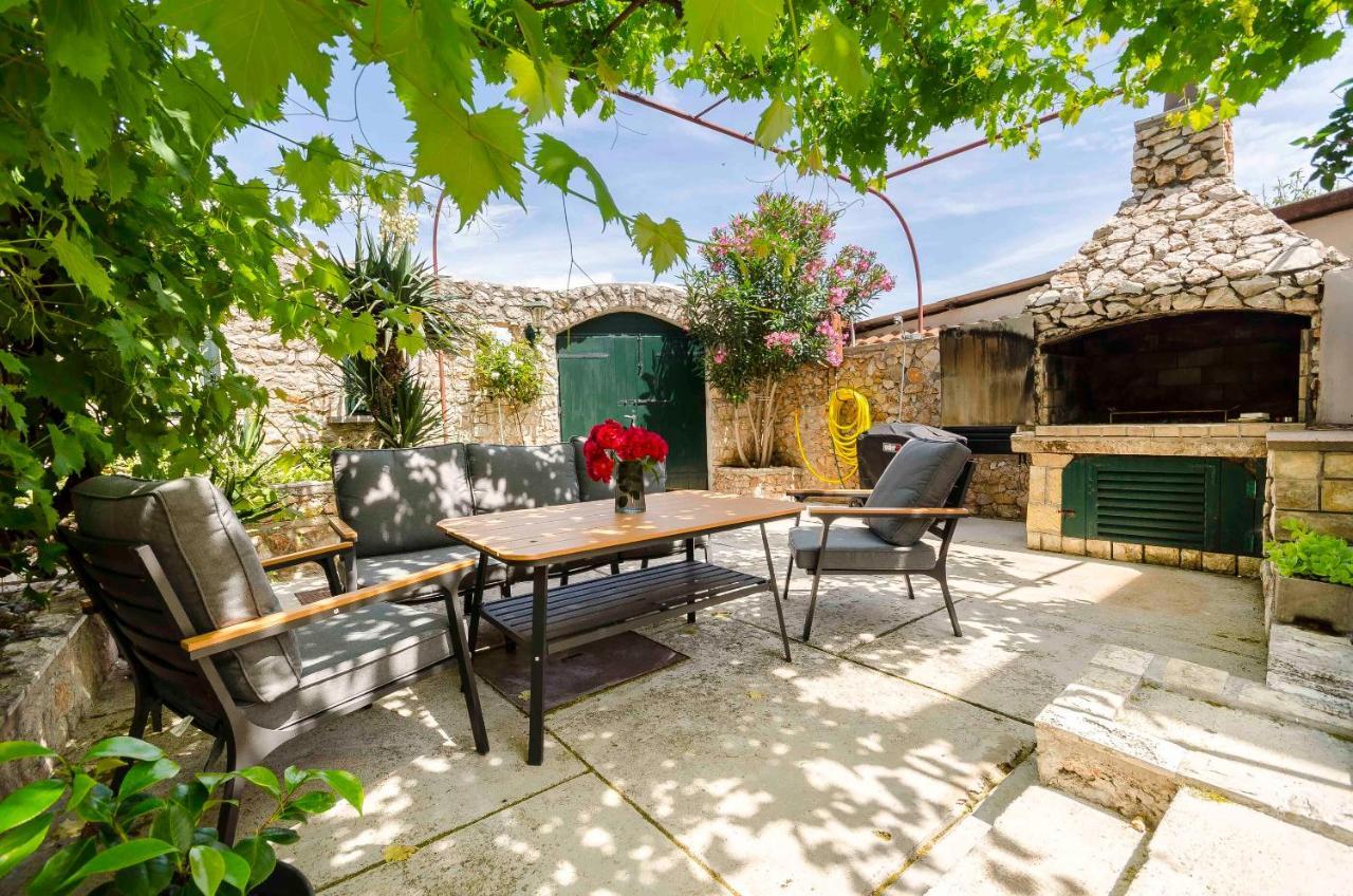 Apartment Emmeline Tisno